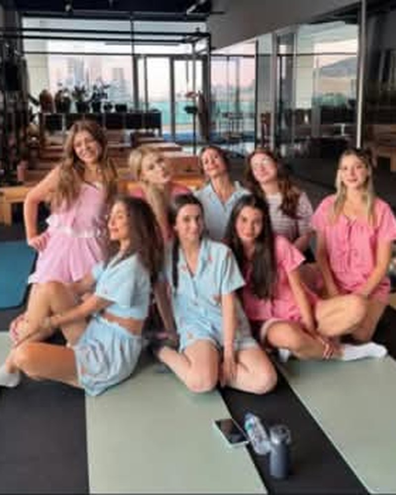 Stüdyoda düzenlenen Pijamalı Pilates etkinliğinde grup