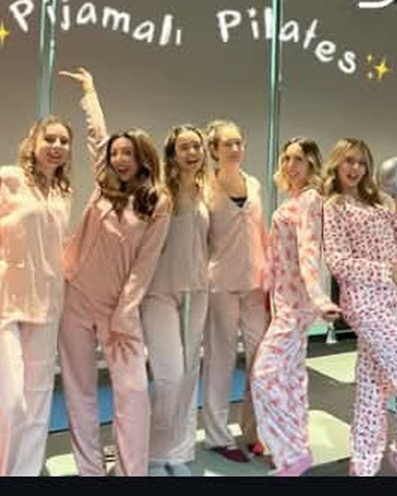Pijamalı Pilates gecesinde stüdyoda poz veren grup