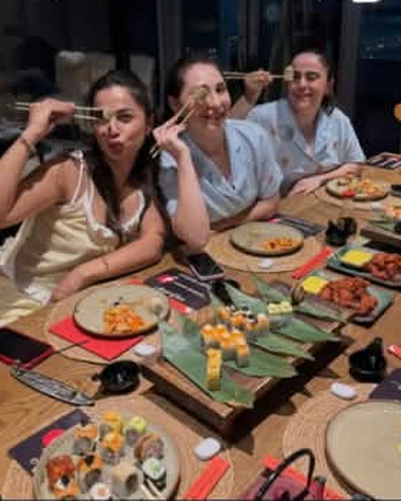 Etkinlik sonrası birlikte sushi yiyen katılımcılar
